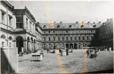 Stadtarchiv Weimar, 60 10-5/1 Bd. 1, Blick in den Innenhof des Residenzschlosses, wohl 1918