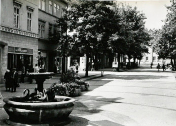 Stadtarchiv Weimar, 60 10-5/10, Blick in die Schillerstraße , 1980