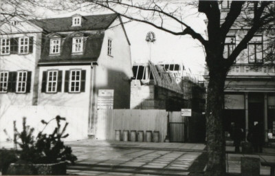 Stadtarchiv Weimar, 60 10-5/10, Blick aus der Schillerstraße in die Neugasse, 1985