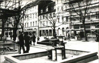 Stadtarchiv Weimar, 60 10-5/10, Blick in die Schillerstraße, 1987