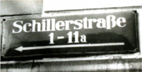 Stadtarchiv Weimar, 60 10-5/10, Straßenschild "Schillerstraße 1-11a" mit Richtungspfeil, ohne Datum