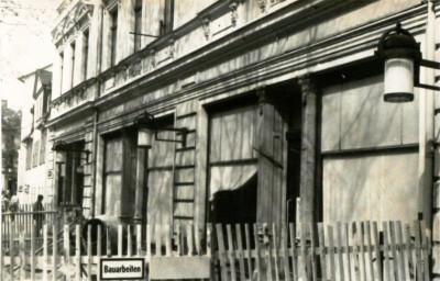 Stadtarchiv Weimar, 60 10-5/10, Blick in die Schillerstraße, 1989