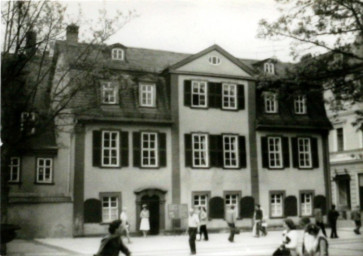 Stadtarchiv Weimar, 60 10-5/10, Blick vom Gänsemännchenbrunnen zum Schillerhaus, 1980