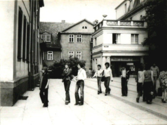 Stadtarchiv Weimar, 60 10-5/10, Blick vom Theaterplatz zur Schillerstraße 22, 1985