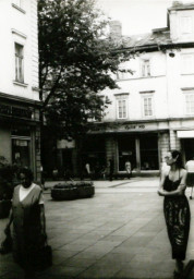 Stadtarchiv Weimar, 60 10-5/10, Blick aus der Hummelstraße zur Schillerstraße, 1985