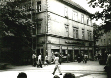 Stadtarchiv Weimar, 60 10-5/10, Blick aus der Schillerstraße in die Hummelstraße, 1985