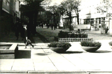 Stadtarchiv Weimar, 60 10-5/10, Blick in die Schillerstraße, 1985