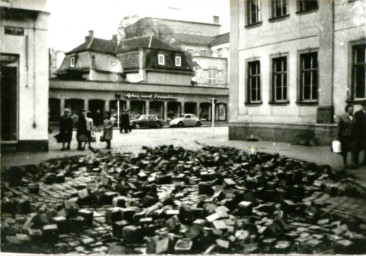 Stadtarchiv Weimar, 60 10-5/10, Blick aus der Schillerstraße zum Theaterplatz, 1968