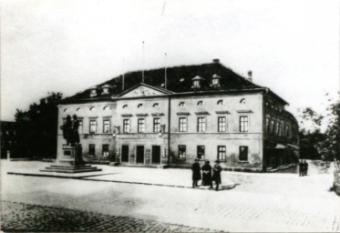 Stadtarchiv Weimar, 60 10-5/11, Blick auf den Theaterplatz, um 1900