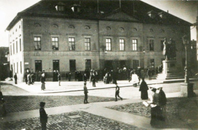 Stadtarchiv Weimar, 60 10-5/11, Blick auf den Theaterplatz mit Goethe-Schiller-Denkmal, vor 1907