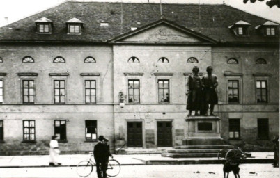 Stadtarchiv Weimar, 60 10-5/11, Blick auf den Theaterplatz mit Goethe-Schiller-Denkmal, um 1900