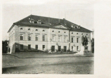 Stadtarchiv Weimar, 60 10-5/11, Blick auf den Theaterplatz mit Goethe-Schiller-Denkmal, ohne Datum