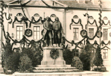 Stadtarchiv Weimar, 60 10-5/11, Blick auf das Hoftheater mit Goethe-Schiller-Denkmal, ohne Datum