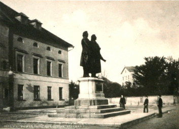 Stadtarchiv Weimar, 60 10-5/11, Blick auf den Theaterplatz mit Goethe-Schiller-Denkmal, ohne Datum