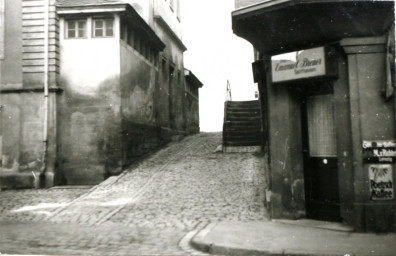 Stadtarchiv Weimar, 60 10-5/18, Durchgang vor der Jakobstraße zur Herderkirche /Herderplatz, um 1950