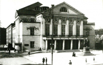 Stadtarchiv Weimar, 60 10-5/11, Blick auf den Theaterplatz, um 1910