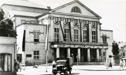 Stadtarchiv Weimar, 60 10-5/11, Blick auf den Theaterplatz mit Goethe-Schiller-Denkmal, um 1950