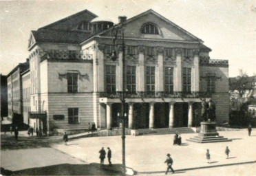 Stadtarchiv Weimar, 60 10-5/11, Blick auf den Theaterplatz mit Goethe-Schiller-Denkmal, um 1920