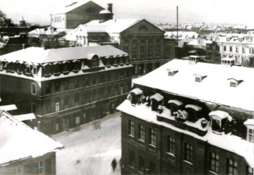 Stadtarchiv Weimar, 60 10-5/11, Blick aus der Schillerstraße zum Theater, um 1920