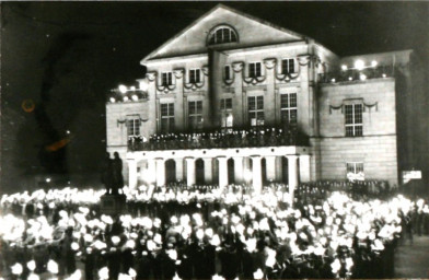 Stadtarchiv Weimar, 60 10-5/11, Blick auf den Theaterplatz mit Deutschem Nationaltheater, vor 1933