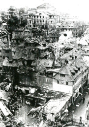 Stadtarchiv Weimar, 60 10-5/11, Blick von der Stadtkirche Richtung Theaterplatz, 1945