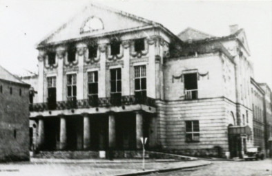 Stadtarchiv Weimar, 60 10-5/11, Blick auf den Theaterplatz, 1945