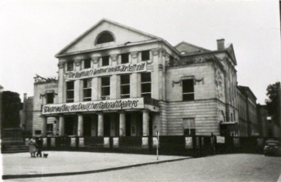 Stadtarchiv Weimar, 60 10-5/11, Blick auf den Theaterplatz, 1946