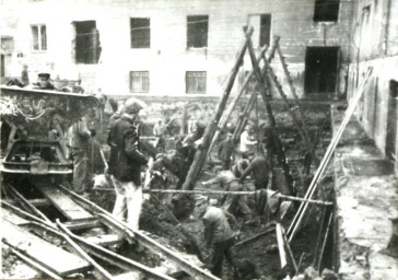 Stadtarchiv Weimar, 60 10-5/11, Blick auf die Nordseite des Theaterplatzes, 1946