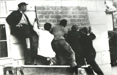 Stadtarchiv Weimar, 60 10-5/11, Anbringung der Gedenktafel zum Wiederaufbau am Nationaltheater, 1948