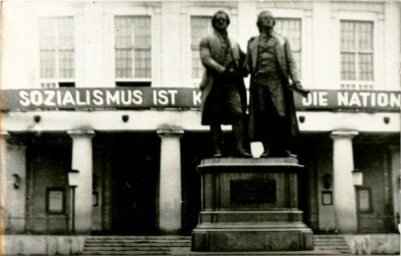 Stadtarchiv Weimar, 60 10-5/11, Goethe-Schiller-Denkmal , um 1960