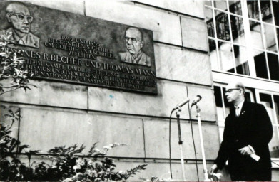 Stadtarchiv Weimar, 60 10-5/11, Einweihung der Gedenktafel am Nationaltheater, 1965