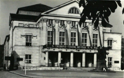 Stadtarchiv Weimar, 60 10-5/11, Blick auf den Theaterplatz mit Goethe-Schiller-Denkmal, 1959