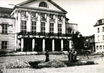 Stadtarchiv Weimar, 60 10-5/11, Blick auf den Theaterplatz mit Deutschem Nationaltheater, ohne Datum