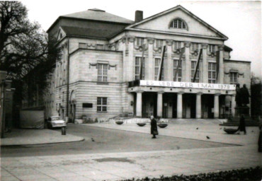 Stadtarchiv Weimar, 60 10-5/11, Blick auf den Theaterplatz , 1979