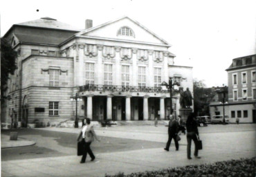 Stadtarchiv Weimar, 60 10-5/11, Blick auf den Theaterplatz , 1979