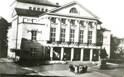 Stadtarchiv Weimar, 60 10-5/11, Blick auf den Theaterplatz mit Goethe-Schiller-Denkmal, 1970