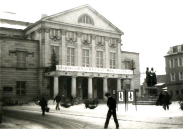 Stadtarchiv Weimar, 60 10-5/11, Blick auf den Theaterplatz mit Goethe-Schiller-Denkmal, 1978