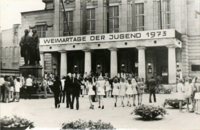 Stadtarchiv Weimar, 60 10-5/11, Blick auf den Theaterplatz mit Goethe-Schiller-Denkmal, 1973