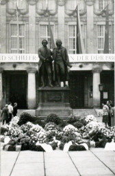 Stadtarchiv Weimar, 60 10-5/11, Goethe-Schiller-Denkmal auf dem Theaterplatz, ohne Datum