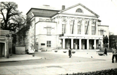 Stadtarchiv Weimar, 60 10-5/11, Blick auf den Theaterplatz mit Fußgängerzone, um 1980