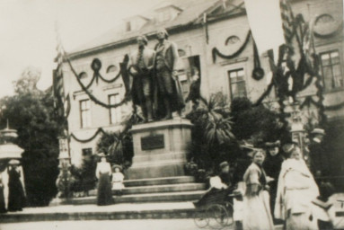 Stadtarchiv Weimar, 60 10-5/12, Blick auf das Goethe- und Schiller-Denkmal auf dem Theaterplatz, ohne Datum