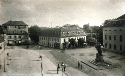 Stadtarchiv Weimar, 60 10-5/12, Blick auf den Theaterplatz, um 1900