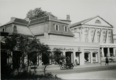 Stadtarchiv Weimar, 60 10-5/12, Blick aus der Schillerstraße zum Theaterplatz, ohne Datum