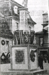 Stadtarchiv Weimar, 60 10-5/12, Blick auf das WHW-Mahnmal (Zeitungsausschnitt), ohne Datum