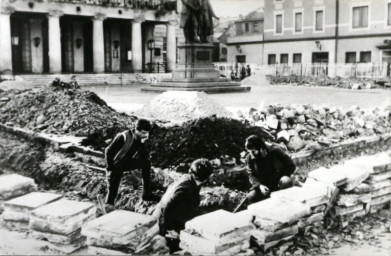 Stadtarchiv Weimar, 60 10-5/12, Blick auf den Theaterplatz mit Goethe-Schiller-Denkmal, 1986