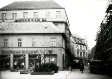 Stadtarchiv Weimar, 60 10-5/12, Blick Theterplatz-Schillerstraße 19/rechts in die Schützengasse, 1974