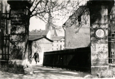 Stadtarchiv Weimar, 60 10-5/12, Blick vom Theaterplatz in den Durchgang "Zeughof", um 1950