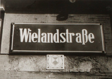 Stadtarchiv Weimar, 60 10-5/13, Straßenschild "Wielandstraße" an einer Hausfassade, ohne Datum