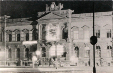 Stadtarchiv Weimar, 60 10-5/14, Blick auf die Hauptpost am Abend, 1980