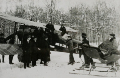 Stadtarchiv Weimar, 60 10-5/14, Luftpostverladung auf dem Flugplatz am Webicht, 1919